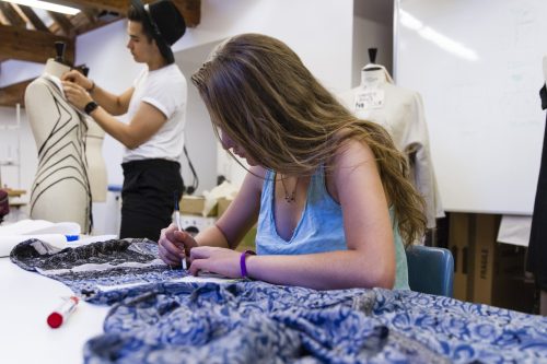 Talleres creativos gratuitos para jóvenes 14-22 años IED Madrid: Costura creativa, light painting, creación de lámparas, fotografía de moda