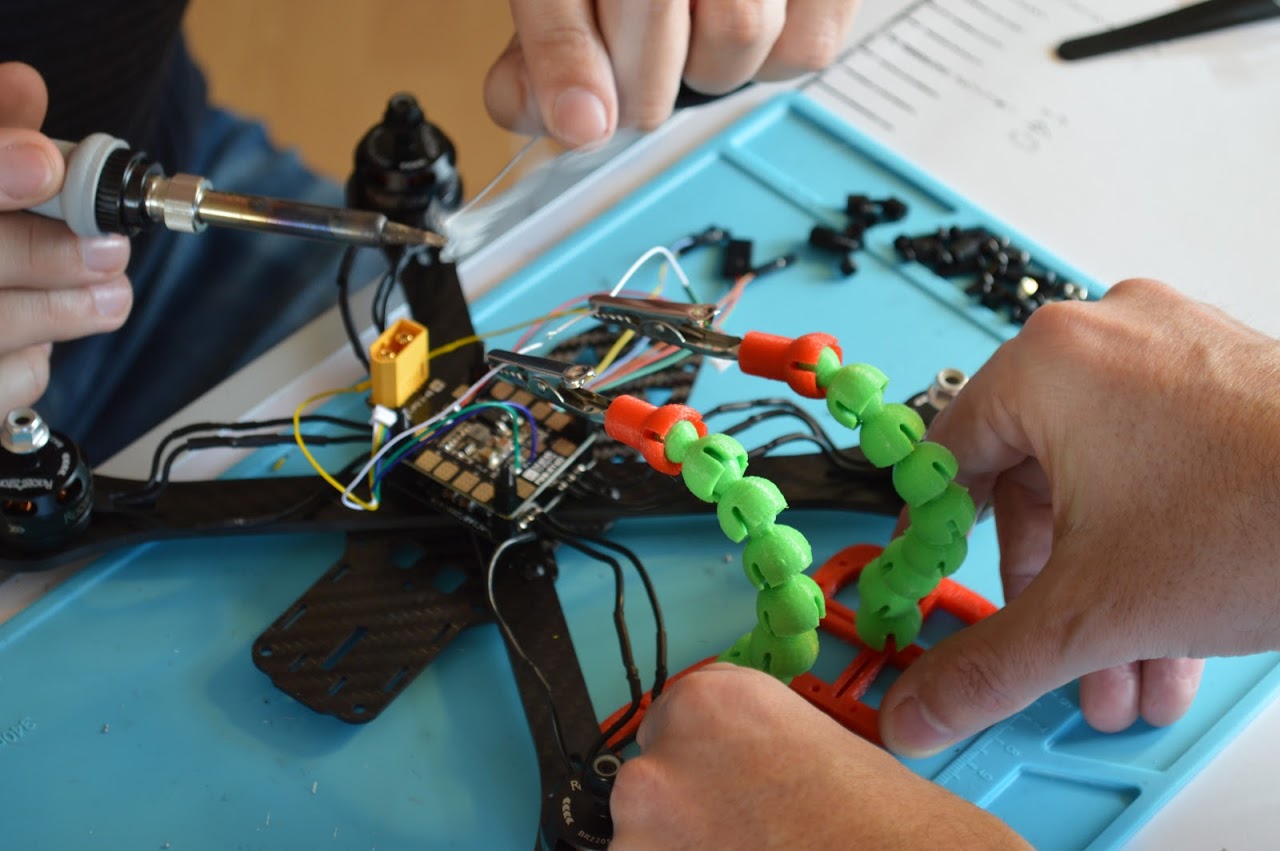 Taller de drones en el IED Madrid: crear un dron de carreras desde cero y aprender a volarlo
