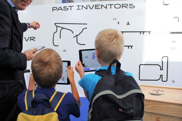 «La exposición invisible. 100 años de innovación checa» Una experiencia interactiva de realidad aumentada y virtual, en el IED Innovation Lab // Entrada libre 30 oct-16 nov